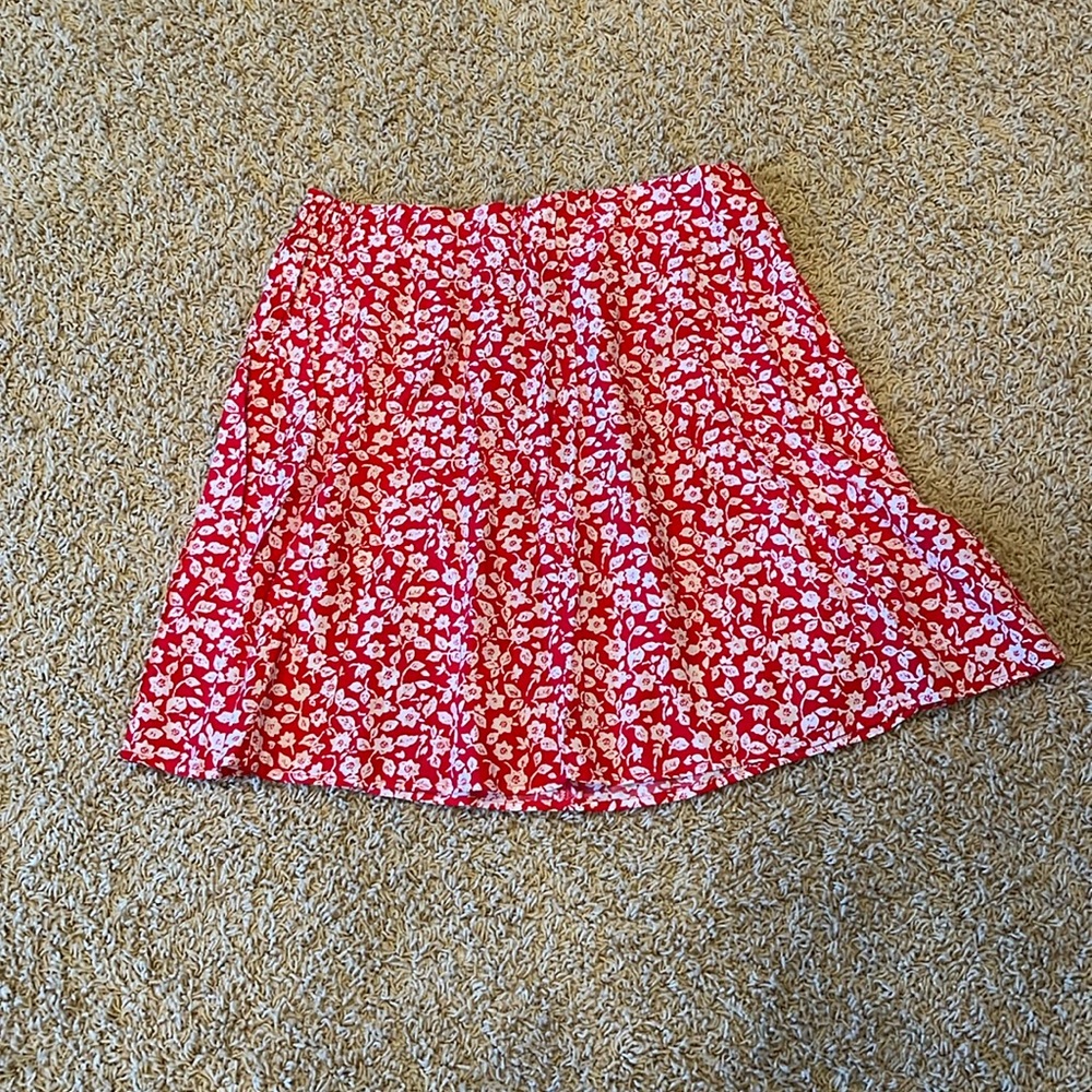 New Ladies skirt, sz. 12,red/white flowy skirt! Side zipper & elastic on waist!